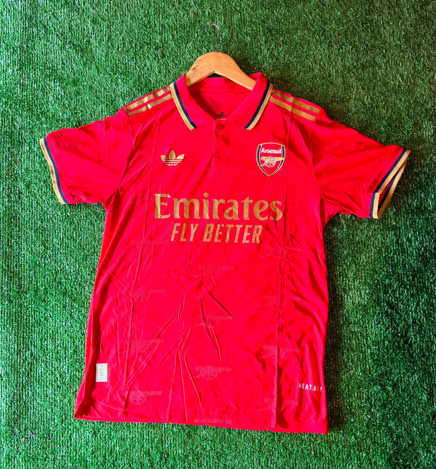 Camiseta Arsenal · roja y dorada con cuello polo · Emirates