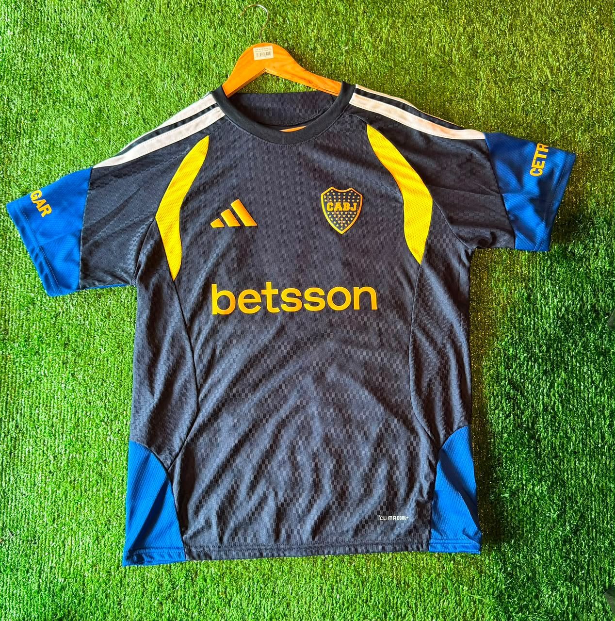 Camiseta Boca Juniors · oscura con paneles amarillos · Betsson