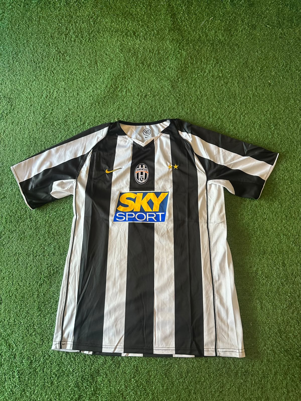 Camiseta retro Juventus 2004/05 · titular blanca y negra · Sky Sport