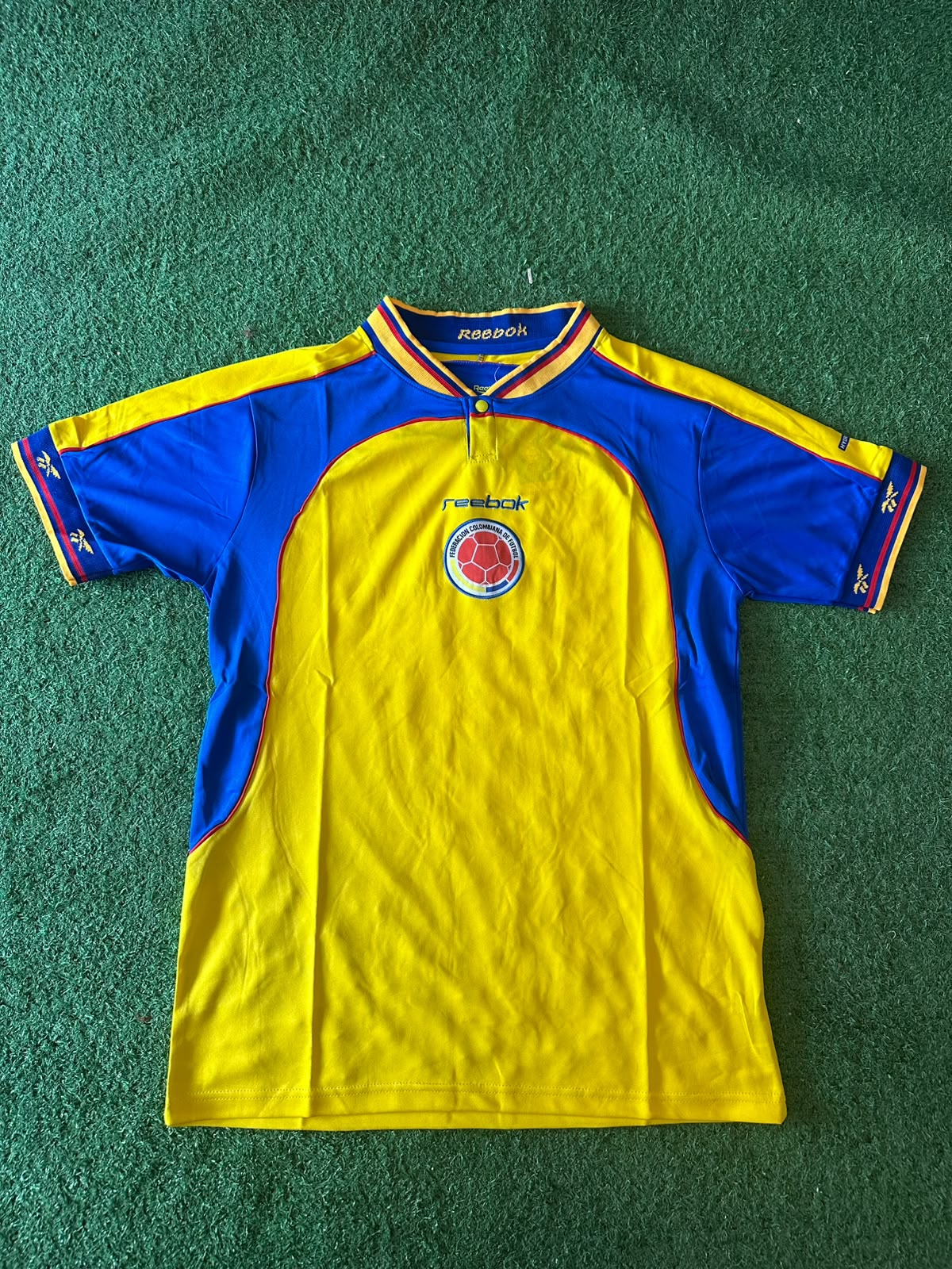 Camiseta retro Colombia 1998 · titular amarilla y azul