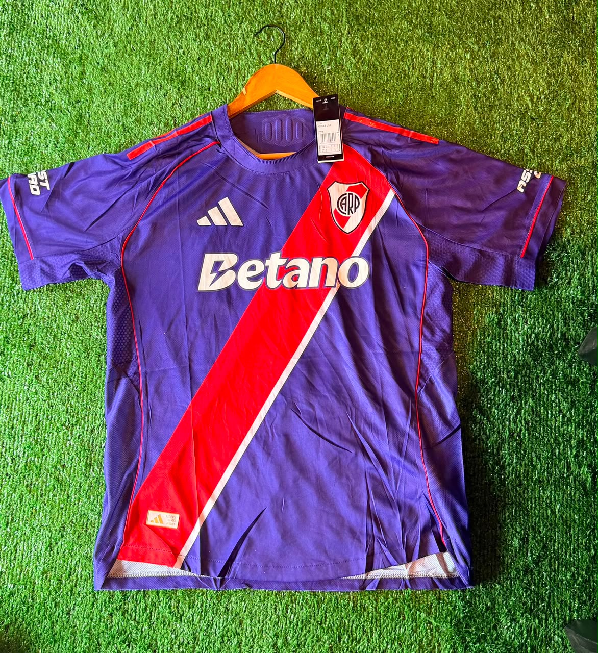 Camiseta River Plate · violeta con banda roja · Betano