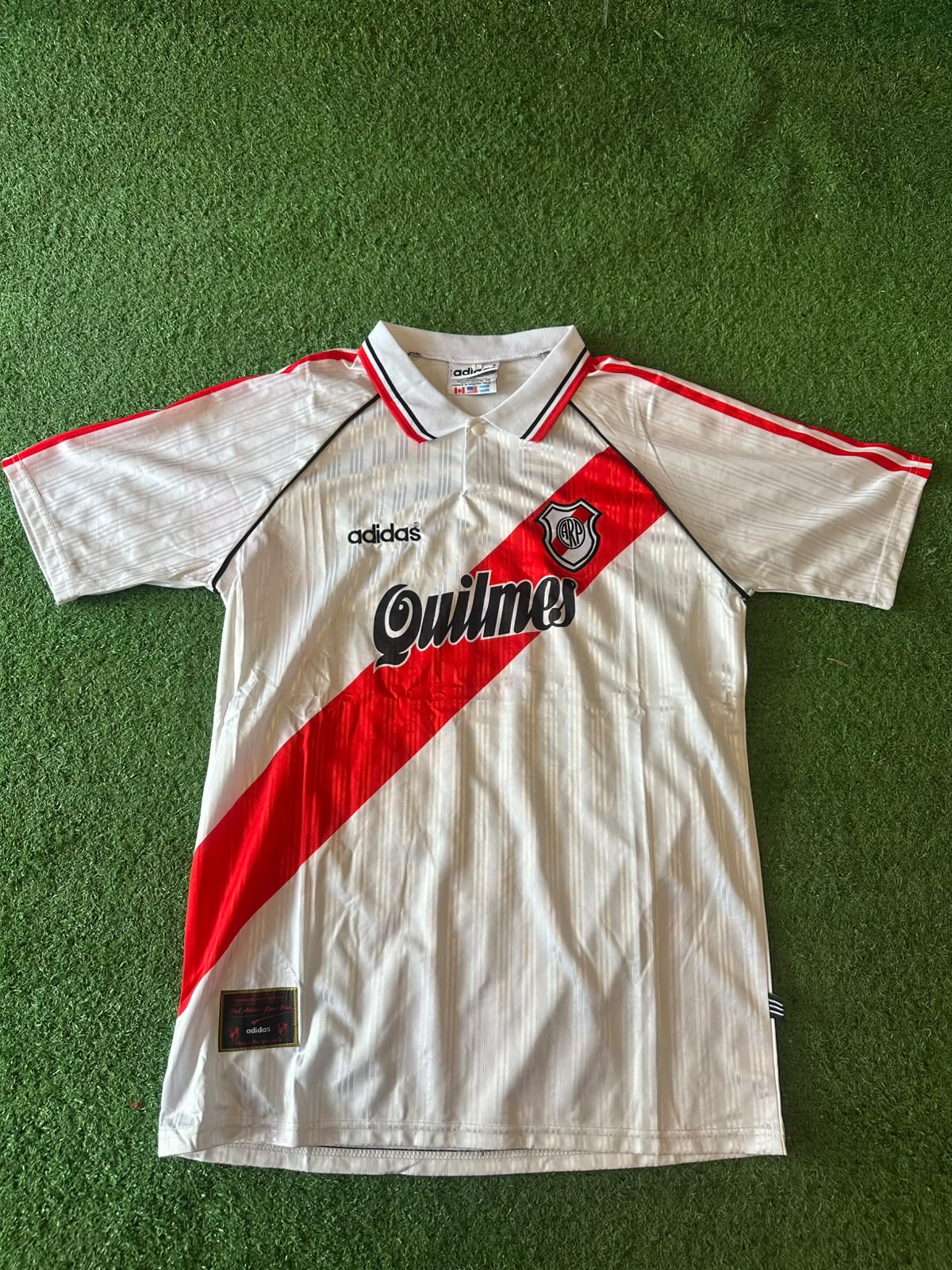 Camiseta retro River Plate 1996/97 · titular blanca y roja · Quilmes