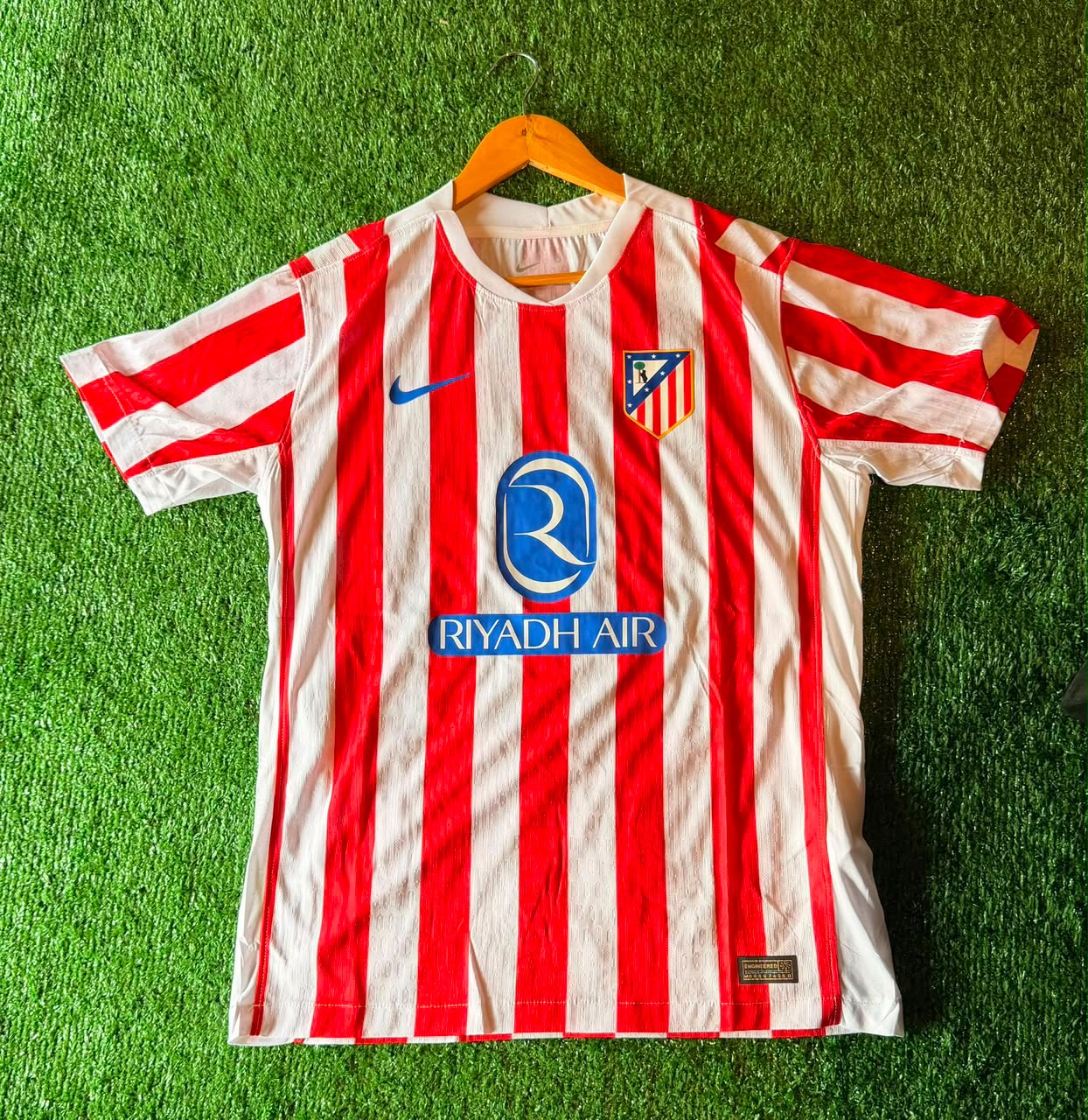 Camiseta Atlético de Madrid 2025/26 · titular rojiblanca