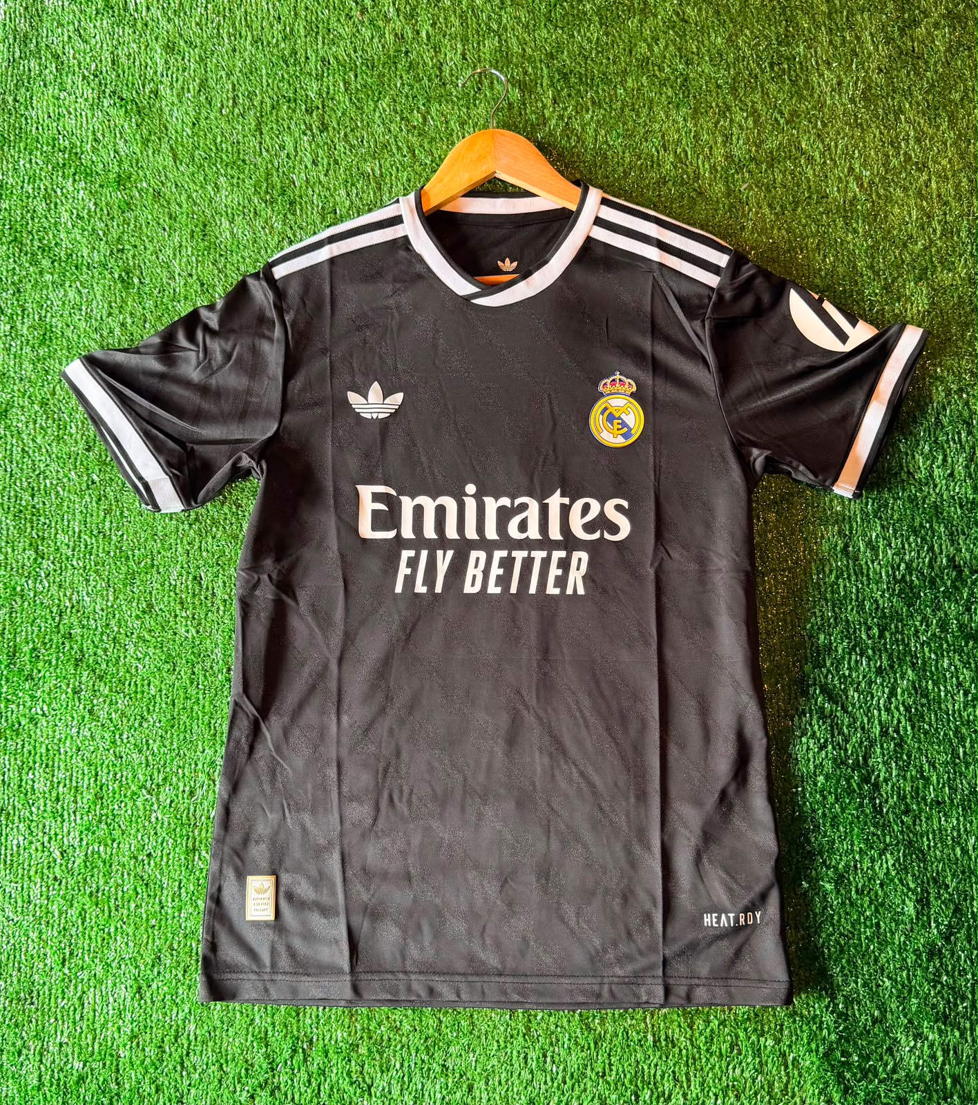 Camiseta Real Madrid · negra · trébol · Emirates