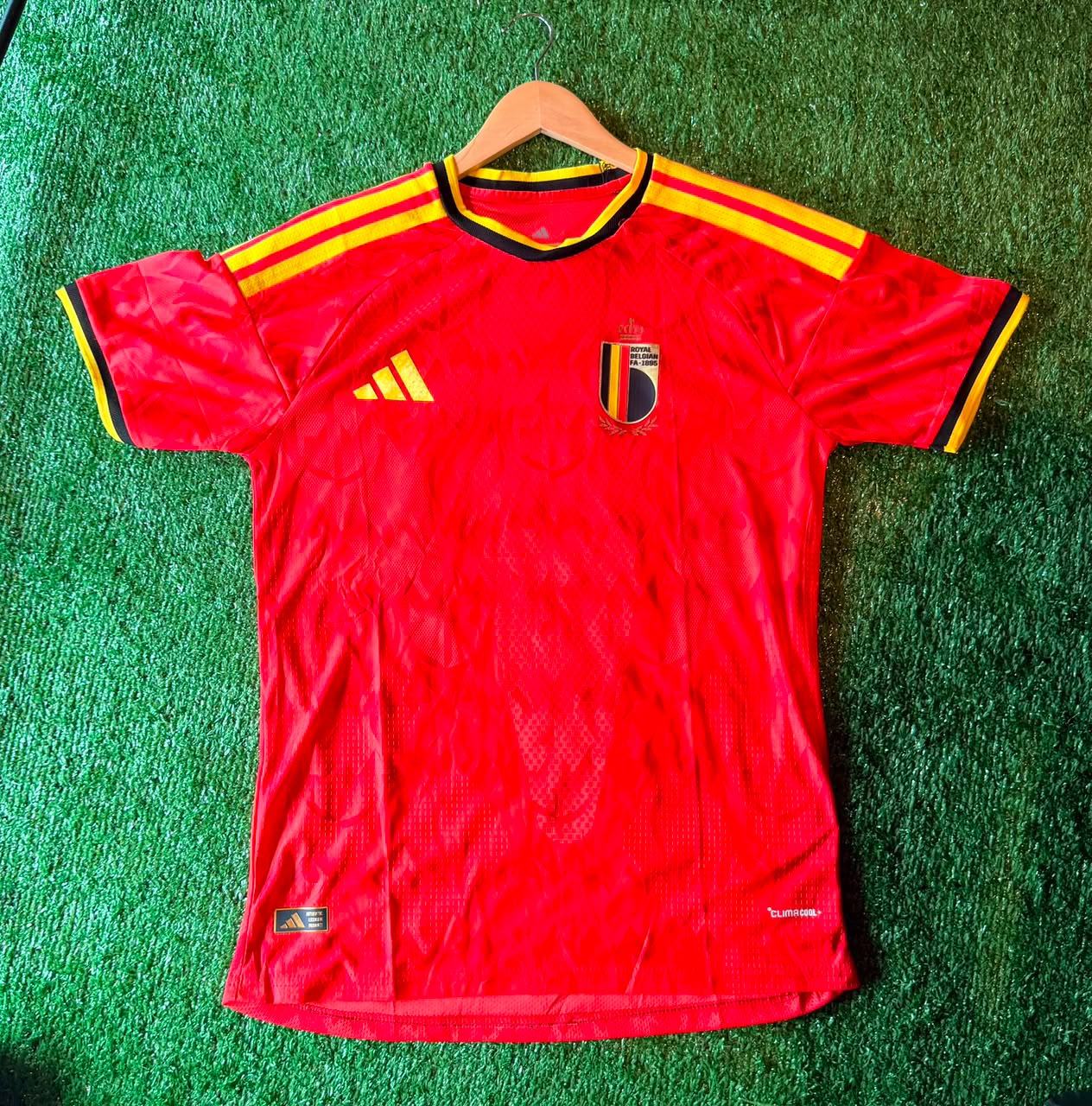 Camiseta Bélgica · roja con detalles amarillos