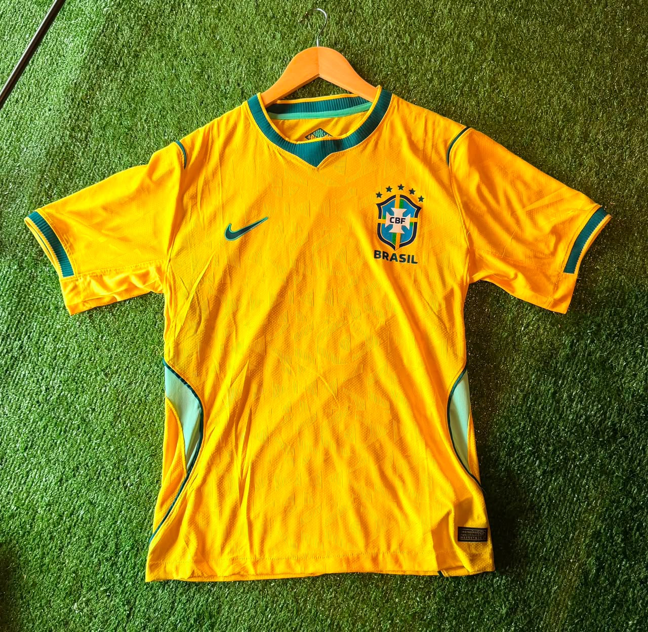 Camiseta Brasil · amarilla con paneles verdes