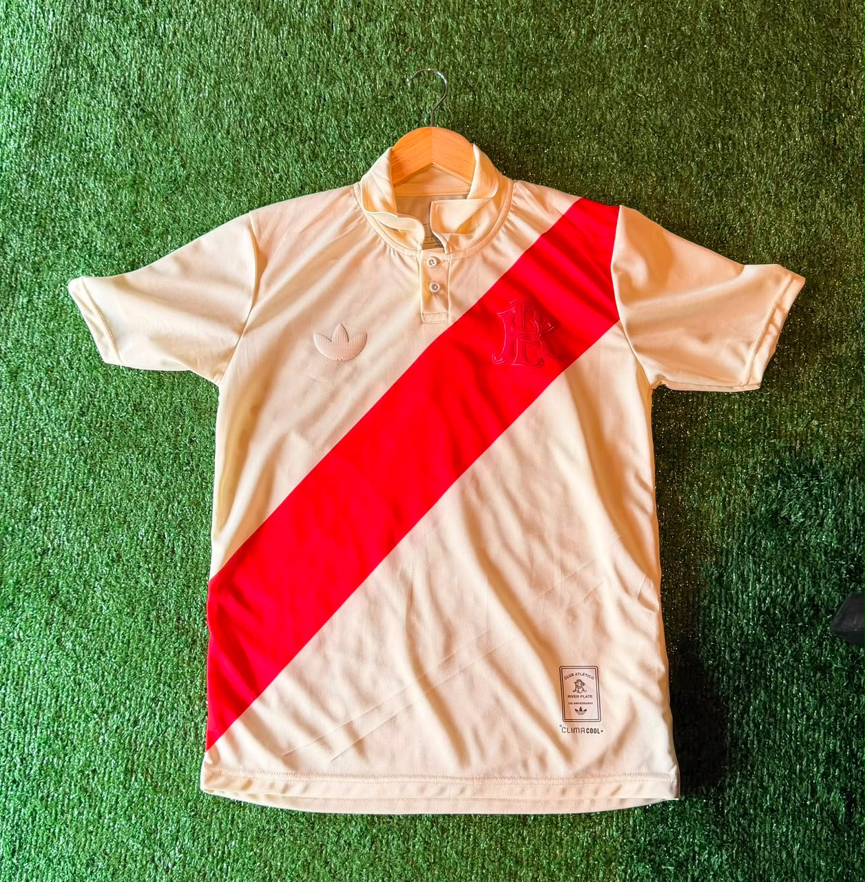 Camiseta River Plate · crema con cuello polo y monograma