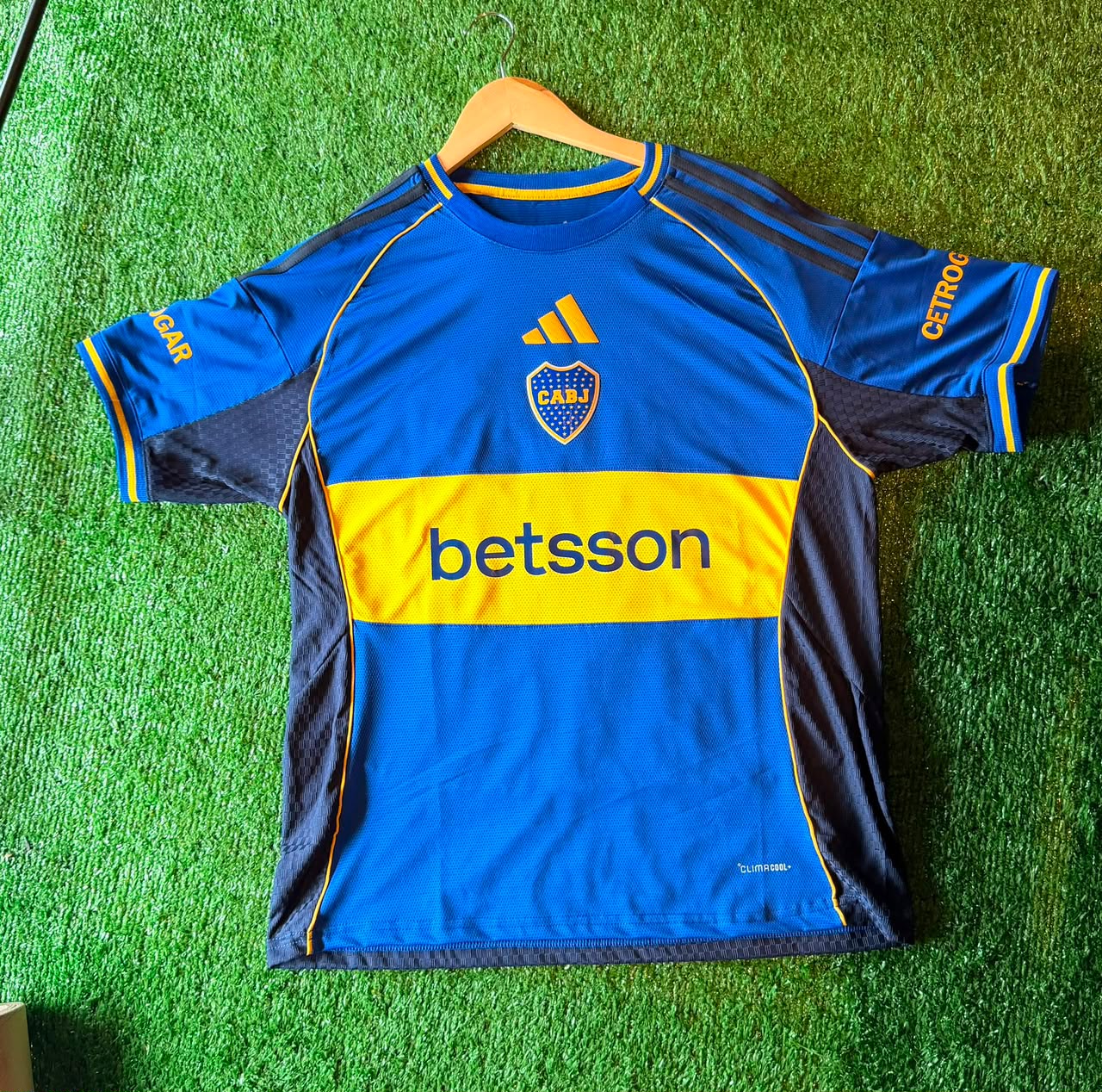 Camiseta Boca Juniors · azul y oro · escudo central · Betsson