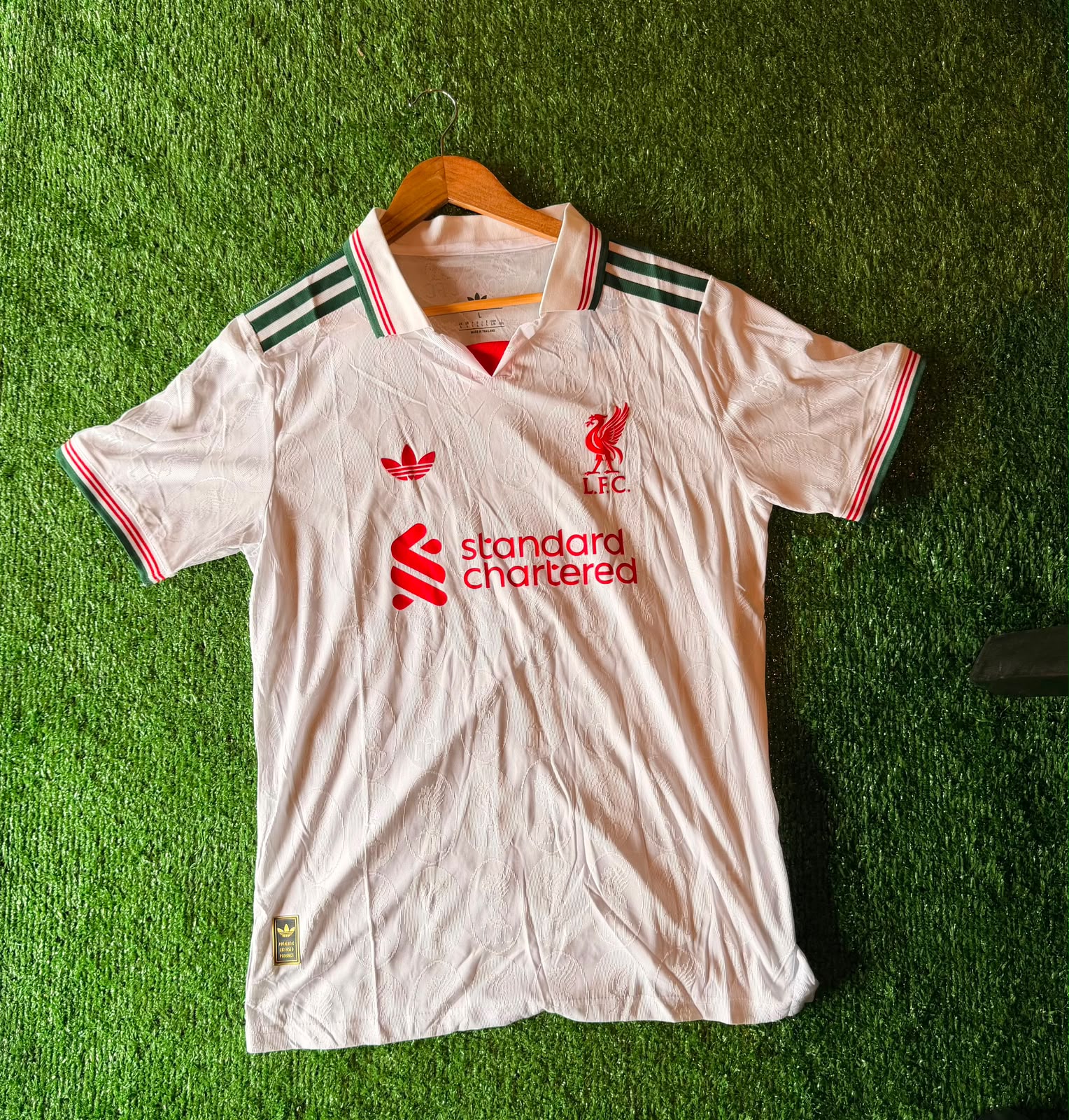 Camiseta Liverpool · blanca con cuello verde · Standard Chartered
