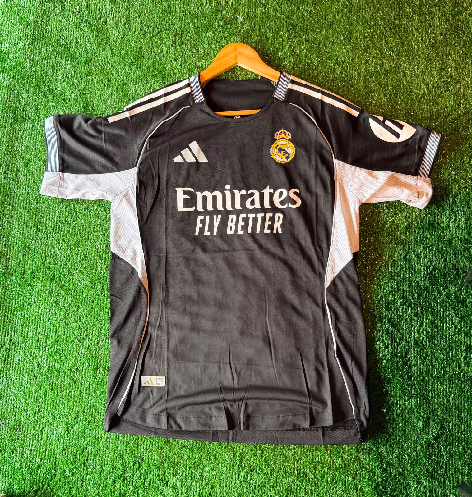 Camiseta Real Madrid · negra con paneles blancos · Emirates