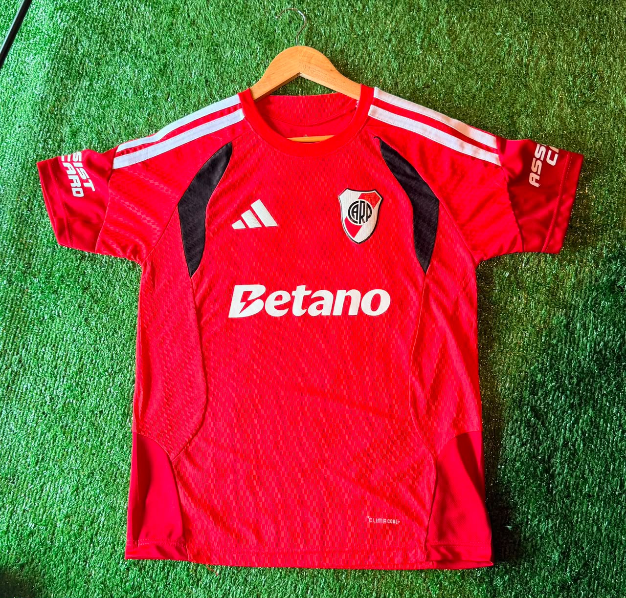 Camiseta River Plate · roja con paneles negros · Betano