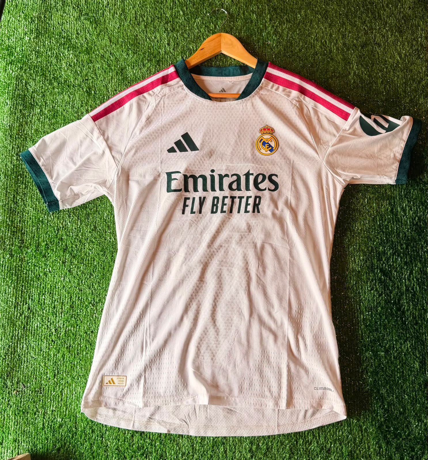 Camiseta Real Madrid · blanca con detalles rosas y verdes · Emirates