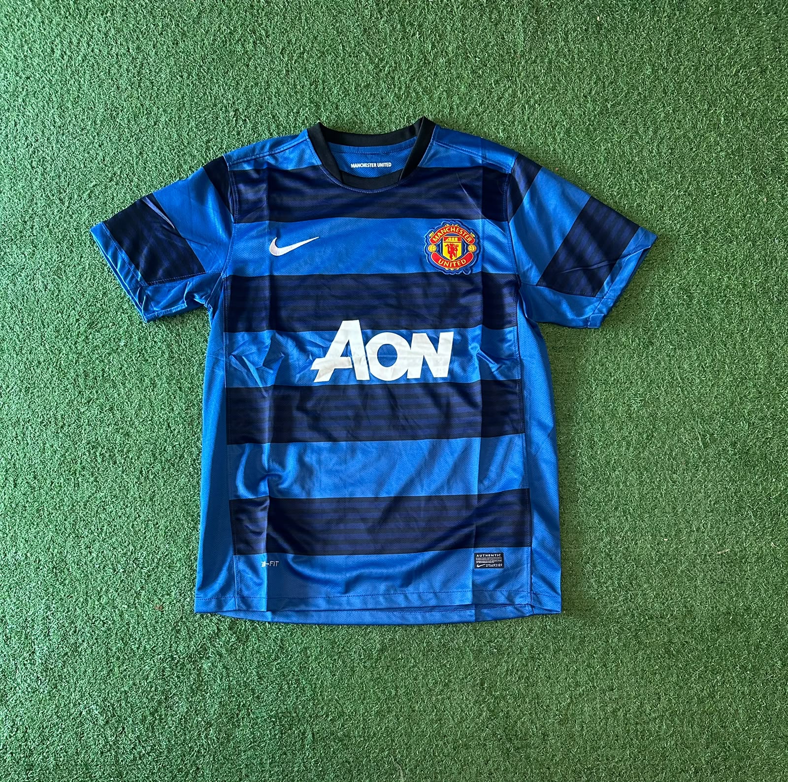 Camiseta retro Manchester United 2011/12 · suplente azul y negra · Aon
