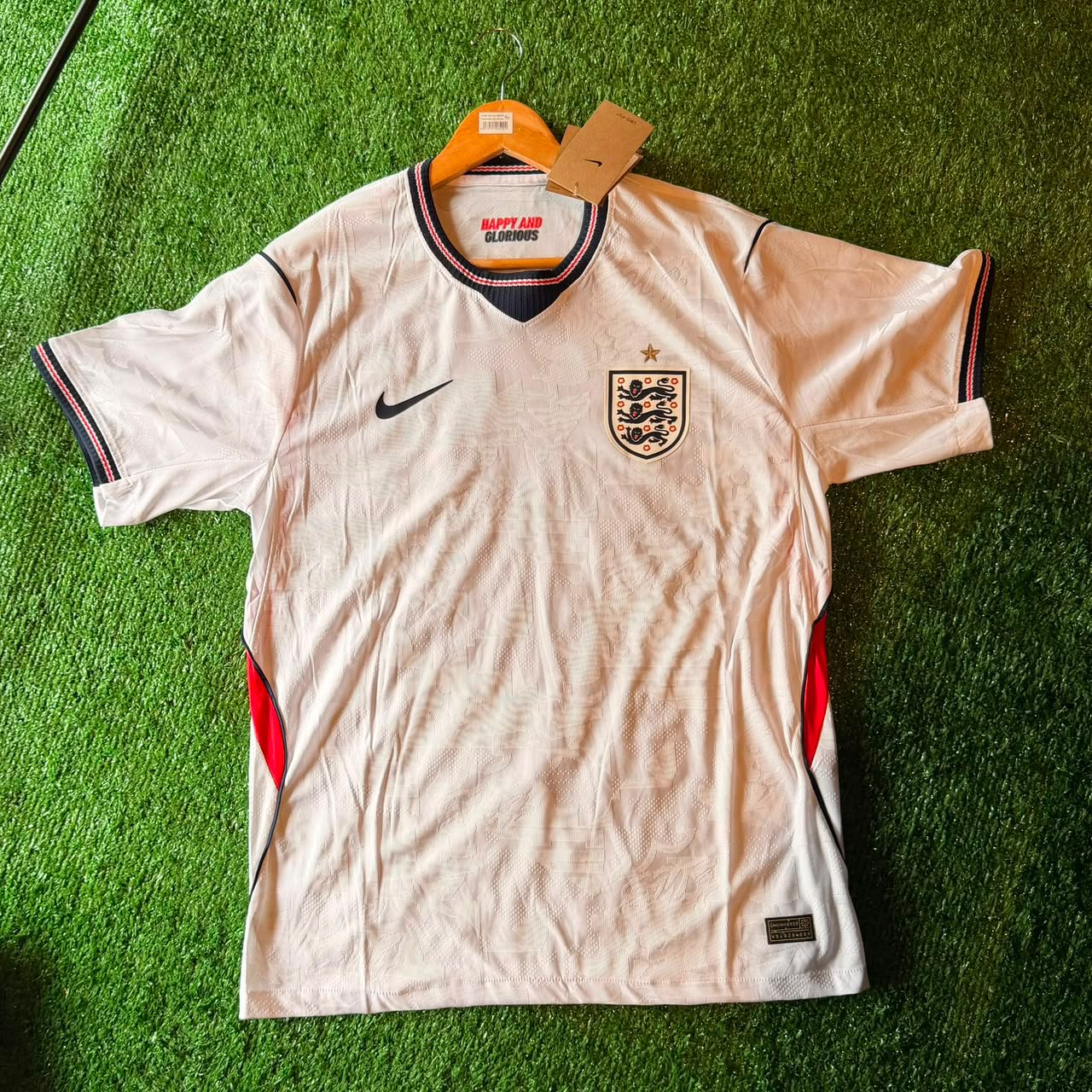 Camiseta Inglaterra · blanca con cuello azul y rojo