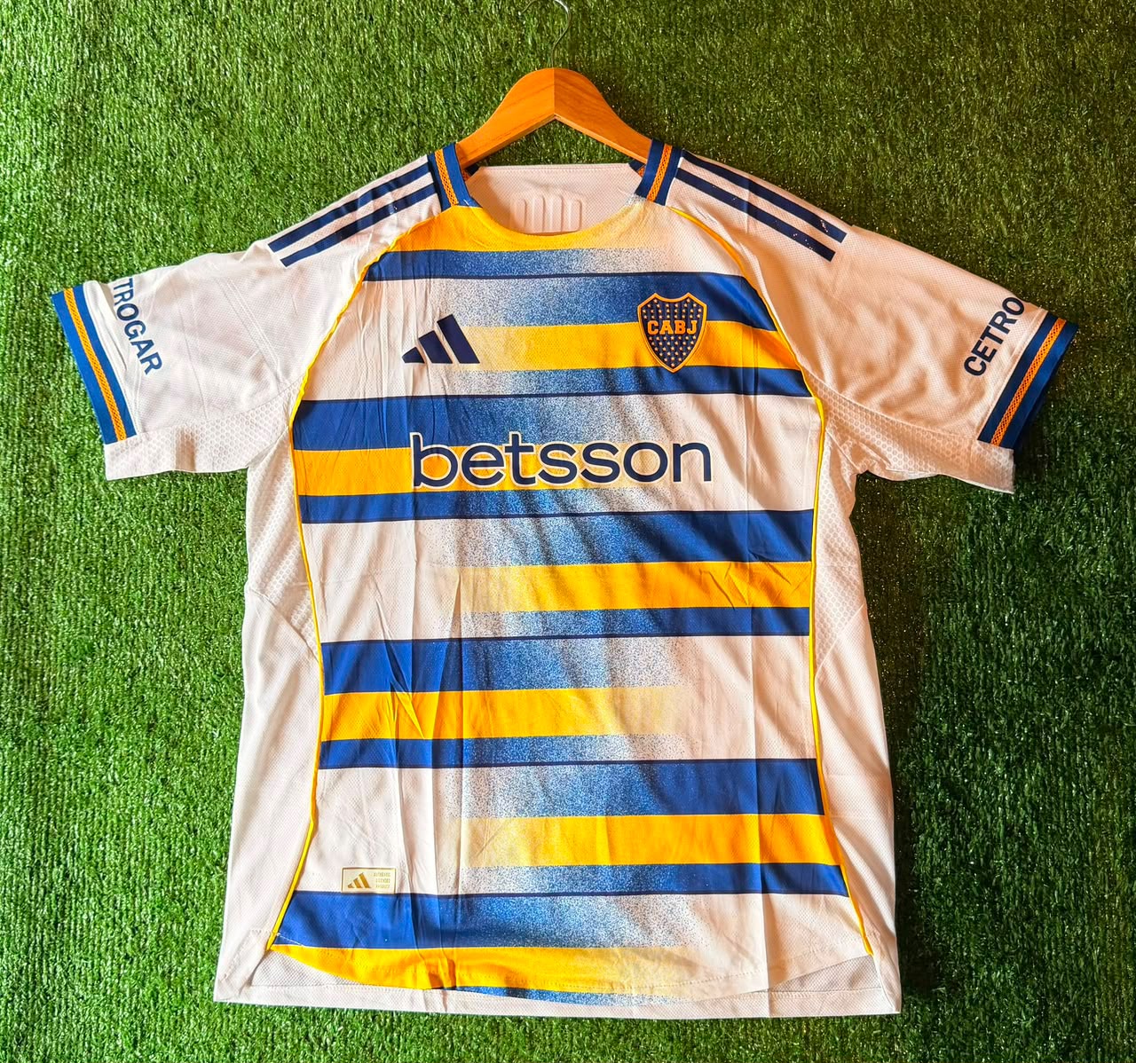 Camiseta Boca Juniors · blanca con rayas azules y amarillas · Betsson