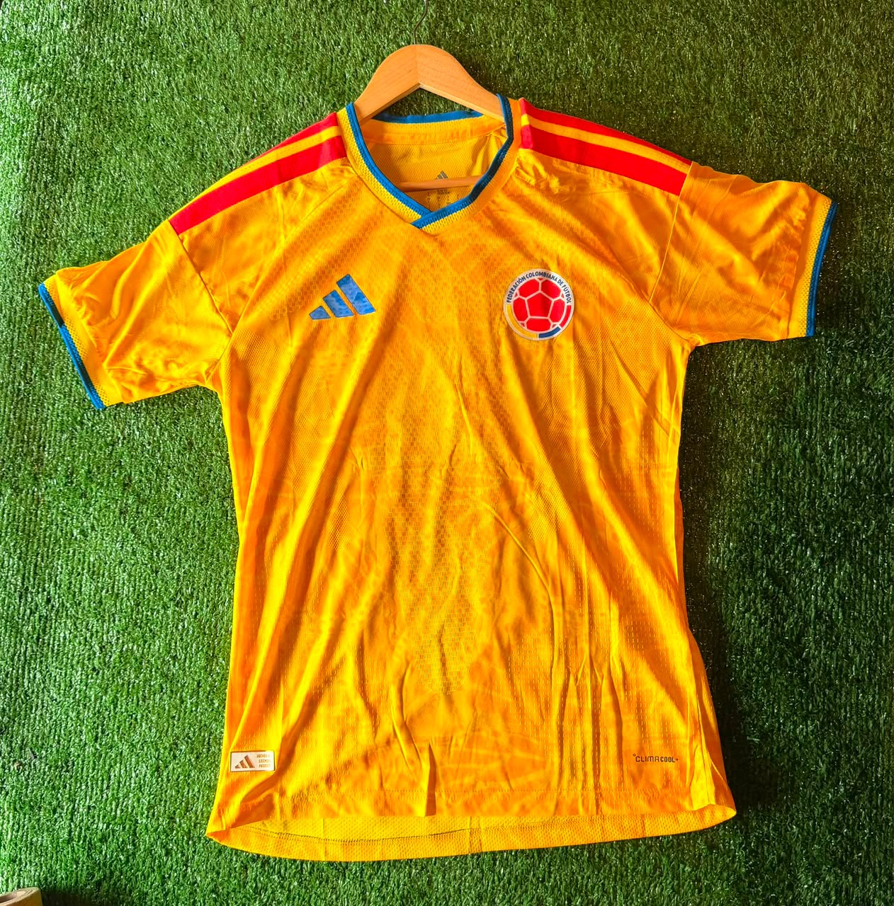 Camiseta Colombia · amarilla con detalles rojos