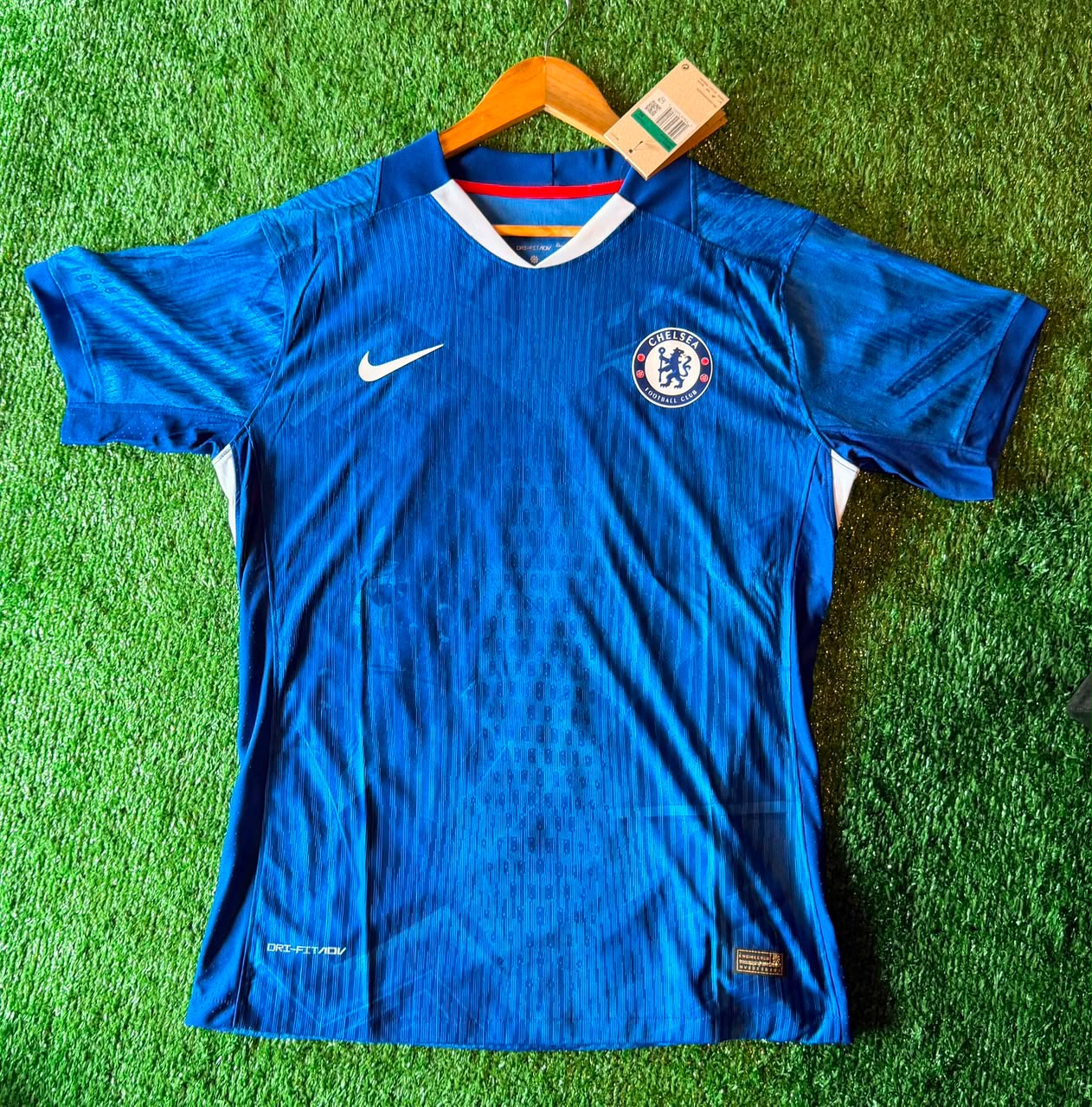 Camiseta Chelsea · azul con cuello blanco · sin sponsor